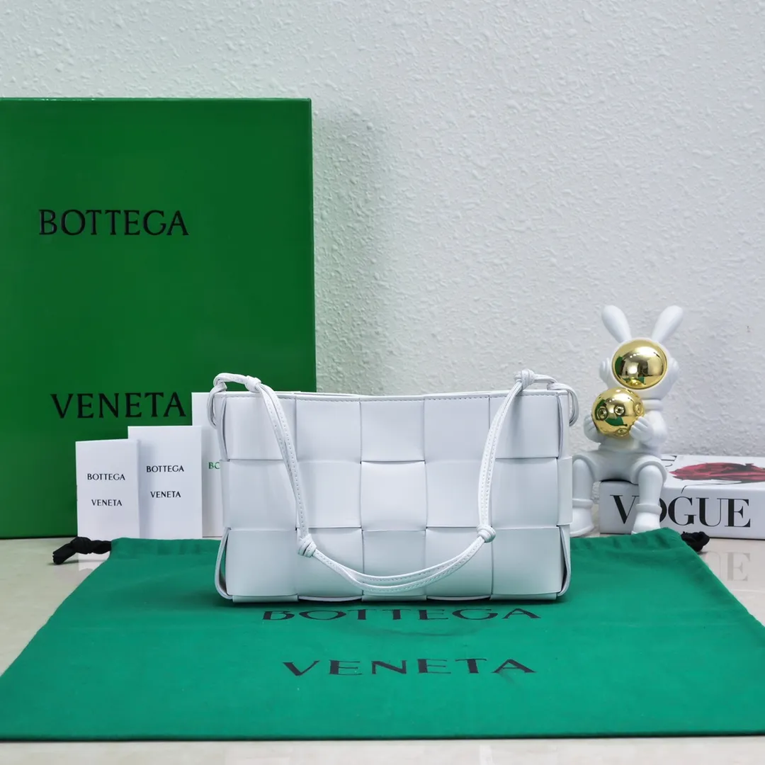 Batch 1260 #BV 2023 Cassette rope armpit bag is here🎈Simple, versatile and versatile formula bag made of intreccio woven cow leather. The square bag shape is wear-resistant and durable. Minimalism and commuting really complement each other. There are 4 card slots inside and thoughtful design✔️ Magnetic buckle closure to better protect privacy [Happy] When you are worried about matching, it is a bag that can be taken out with just one lift~ Dimensions: 22.5x13.5x4.5, Model: 7741